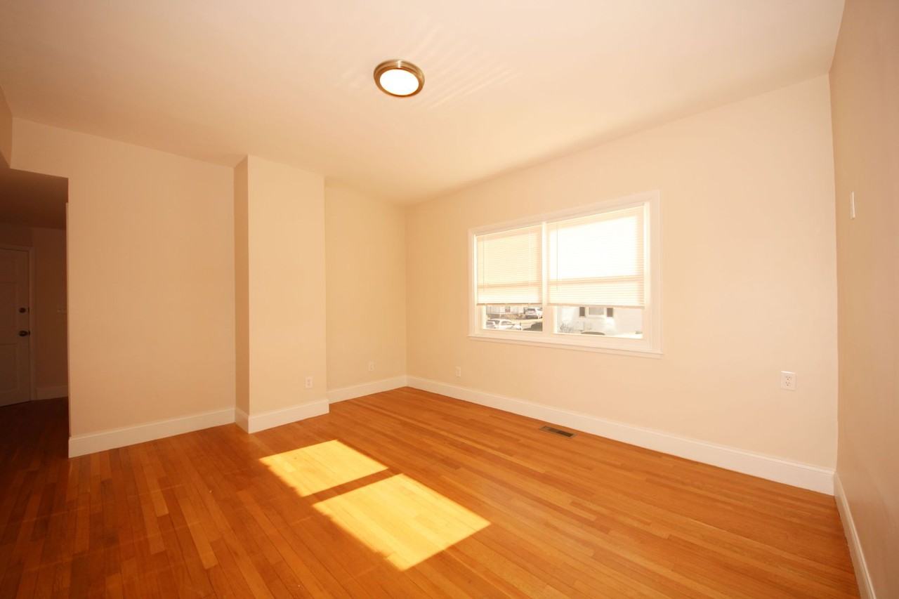 93 Cushing St - Photo 5 of 7