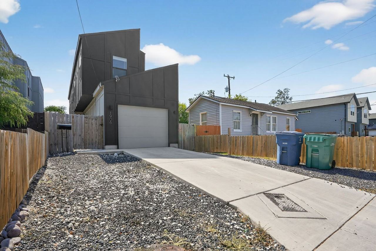 1906 E Crockett St - Photo 2 of 18