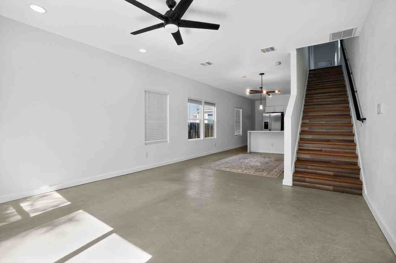 1906 E Crockett St - Photo 4 of 18