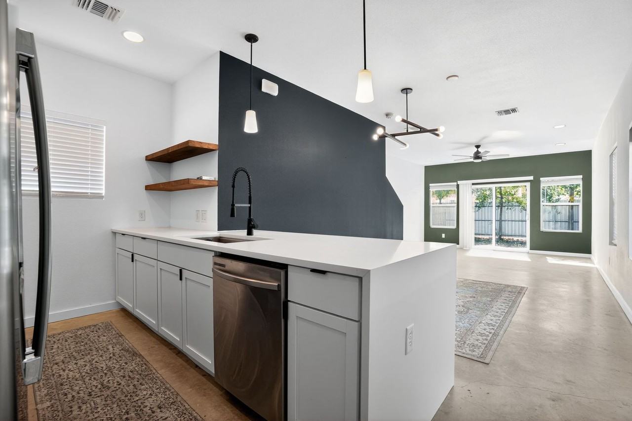 1906 E Crockett St - Photo 5 of 18