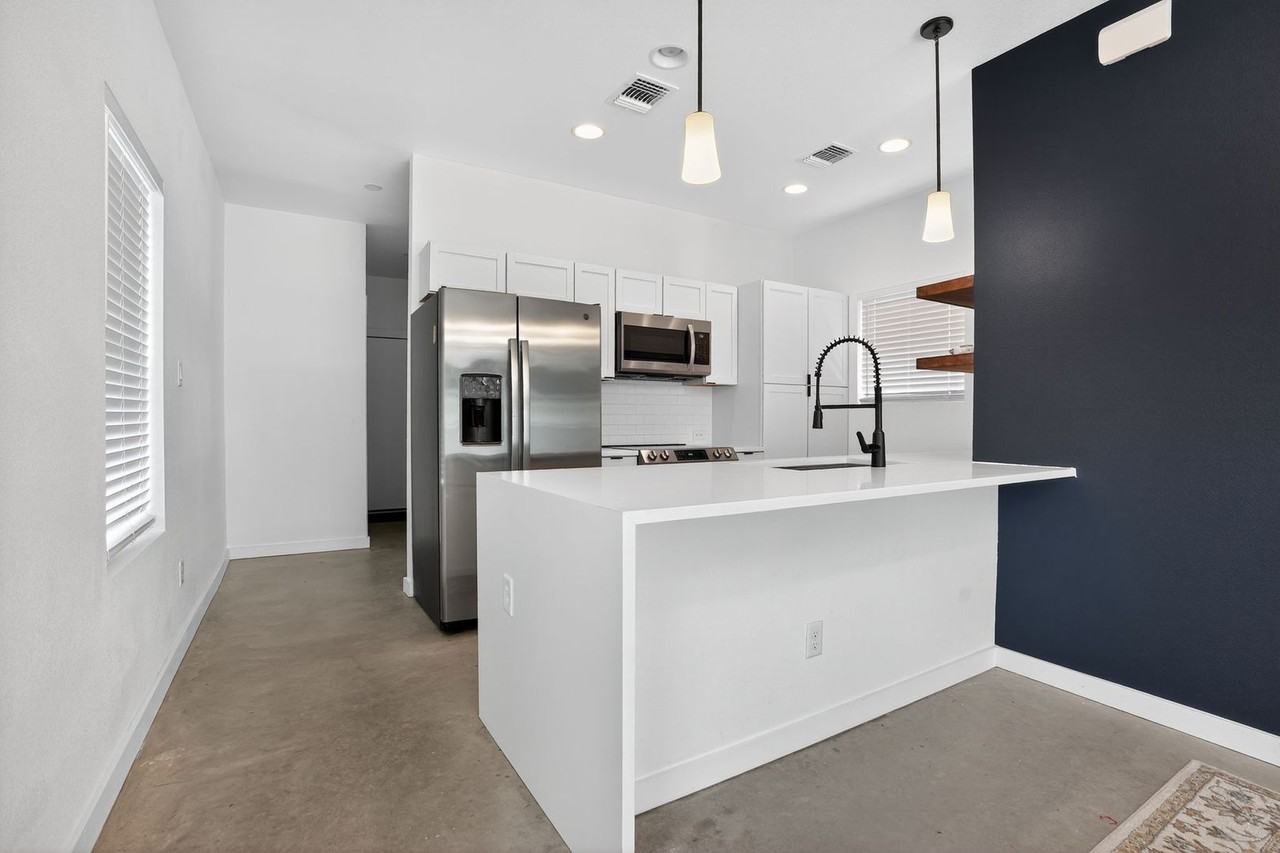 1906 E Crockett St - Photo 7 of 18