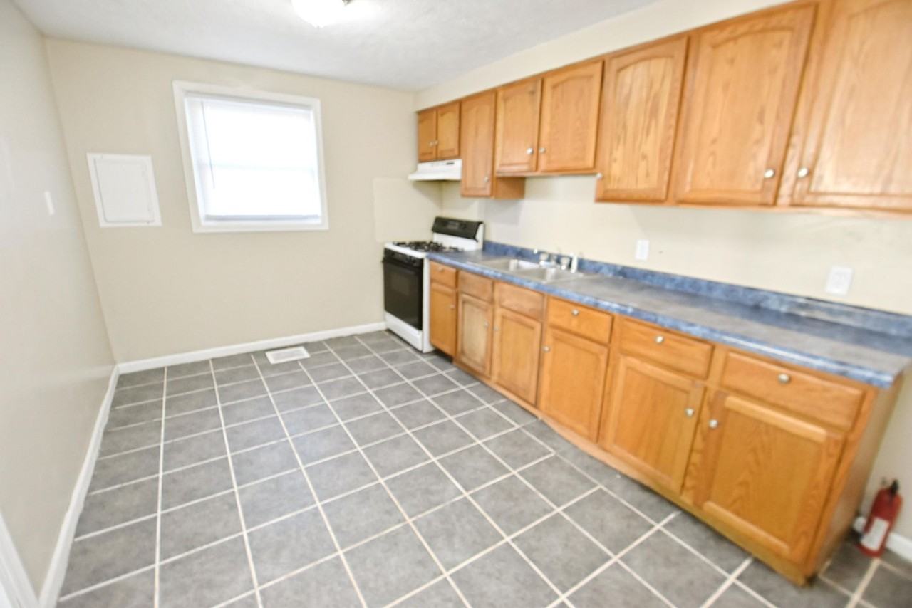 820 Lancaster Dr - Photo 3 of 14