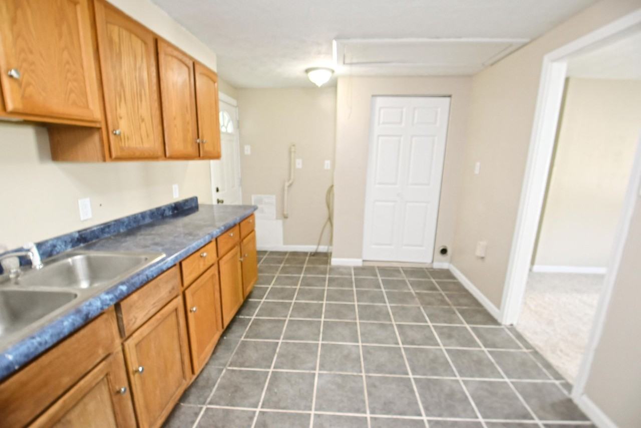 820 Lancaster Dr - Photo 4 of 14