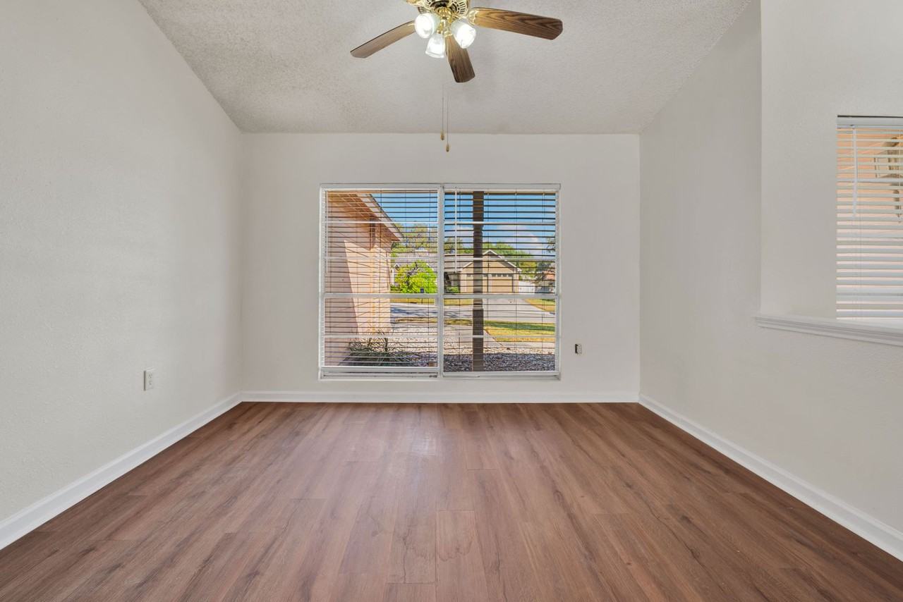 9218 Greens Pt - Photo 4 of 24