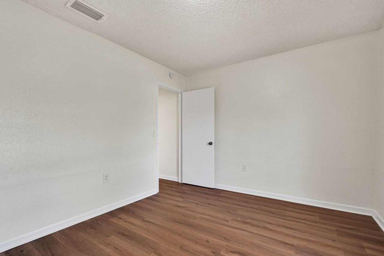 9218 Greens Pt - Photo 5 of 24