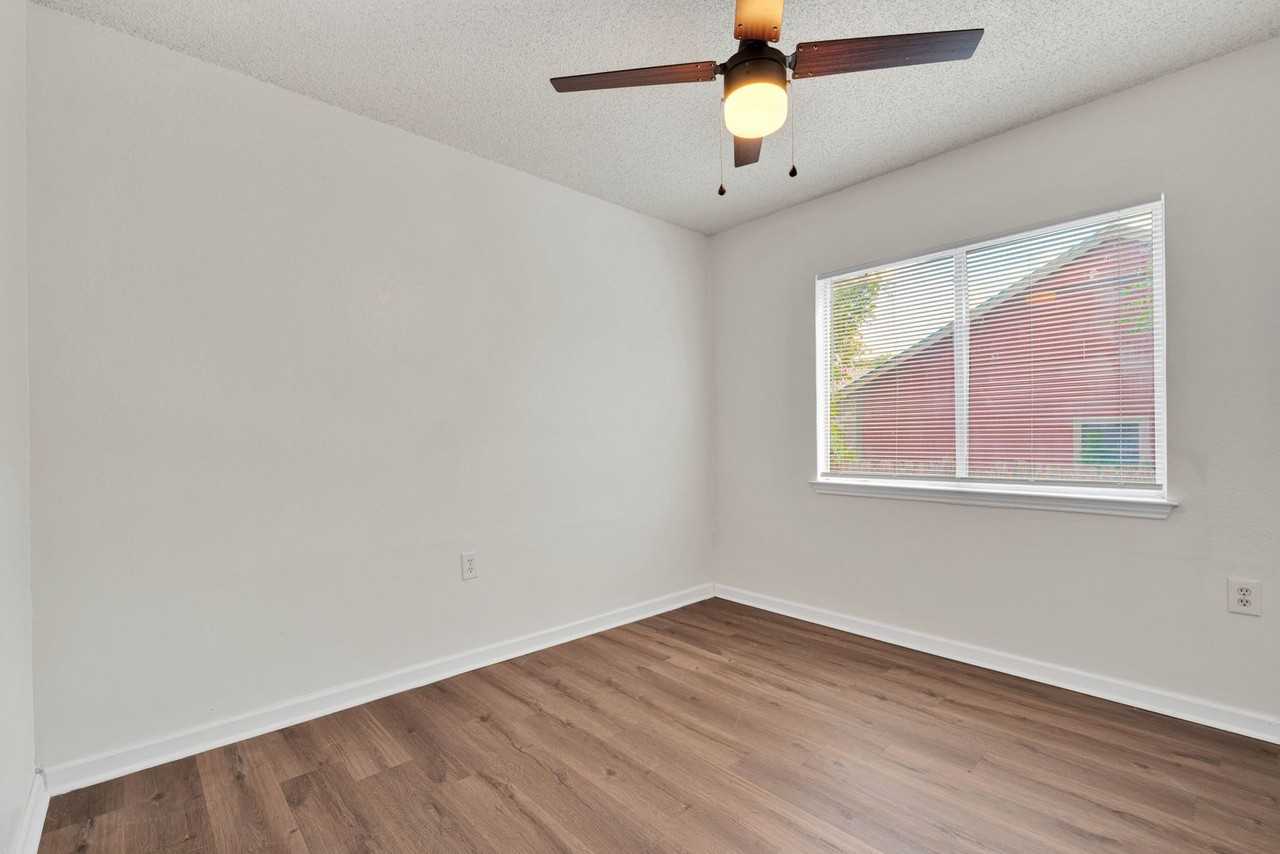 9218 Greens Pt - Photo 6 of 24