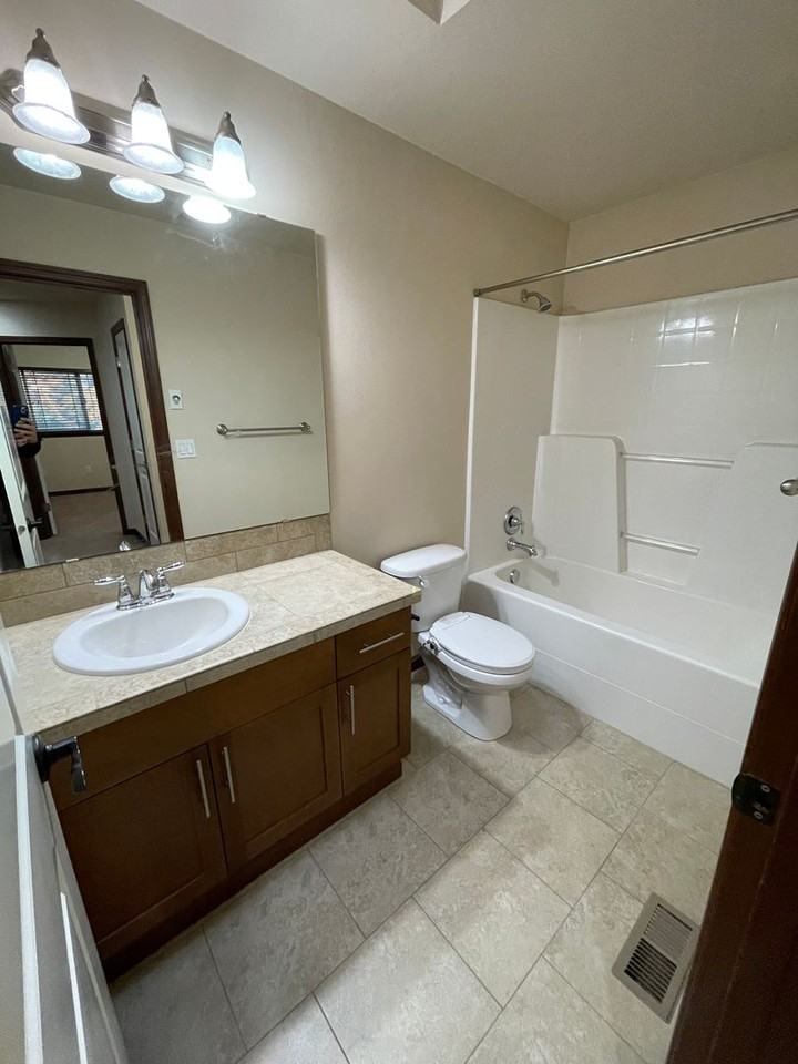 1197 Nw Longview Dr - Photo 2 of 17
