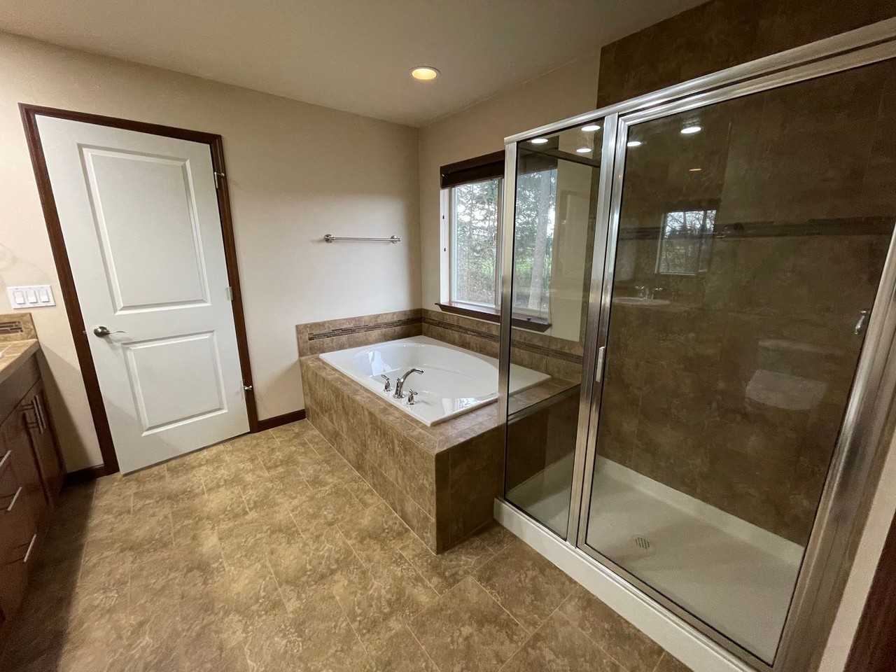 1197 Nw Longview Dr - Photo 3 of 17