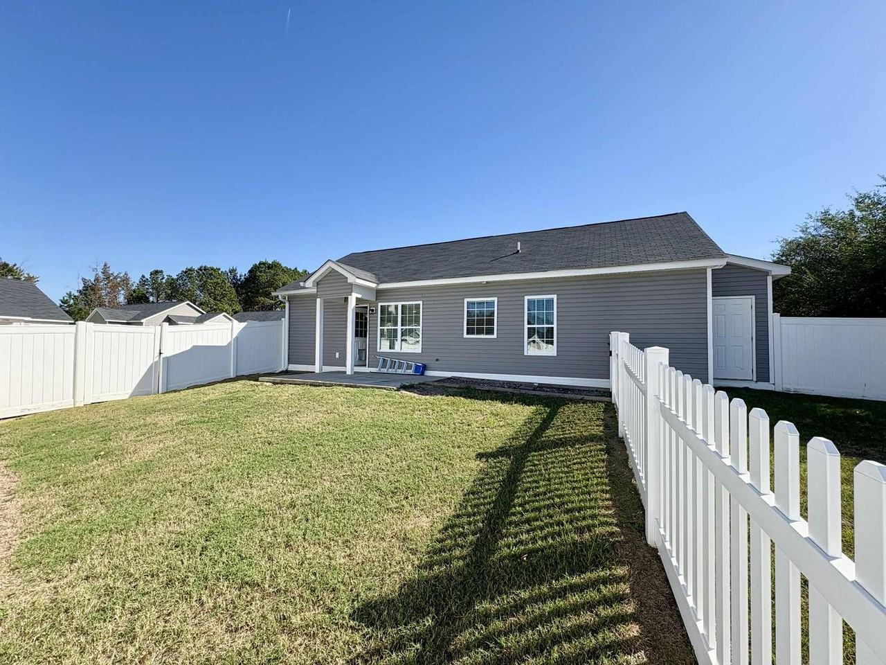 1933 Sapphire Rd - Photo 4 of 35