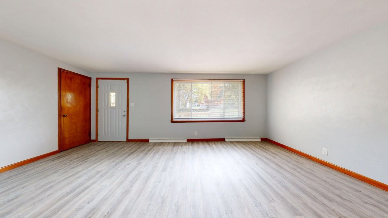 126 Walker Ave S - Photo 2 of 12