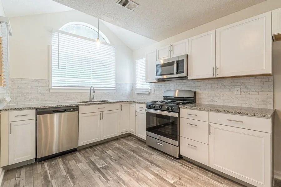 5545 Northcut Dr - Photo 2 of 11