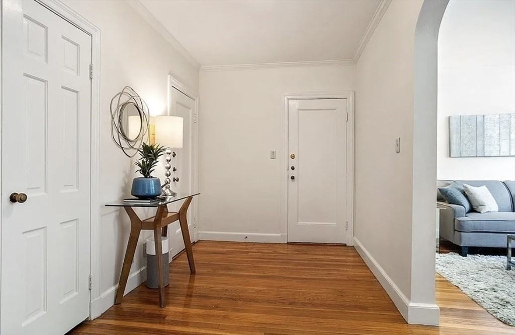 60 Sutherland Rd #1 - Photo 5 of 19