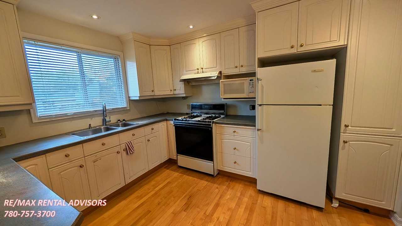 1732 23 Avenue Northwest - Photo 4 of 25