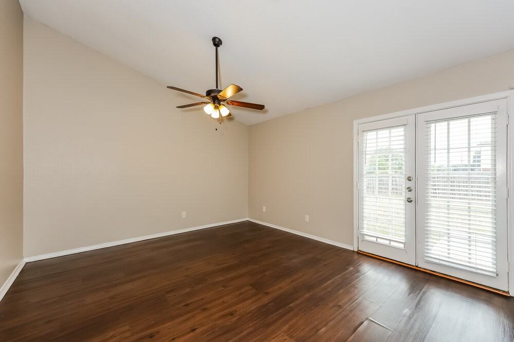 1385 Southridge Dr - Photo 3 of 16