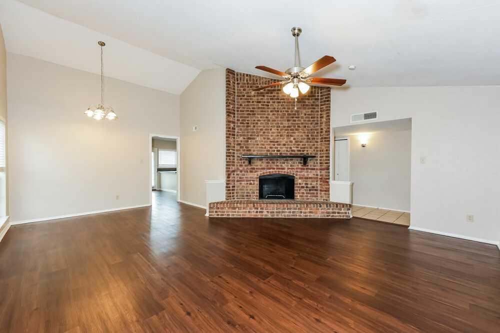 1385 Southridge Dr - Photo 5 of 16