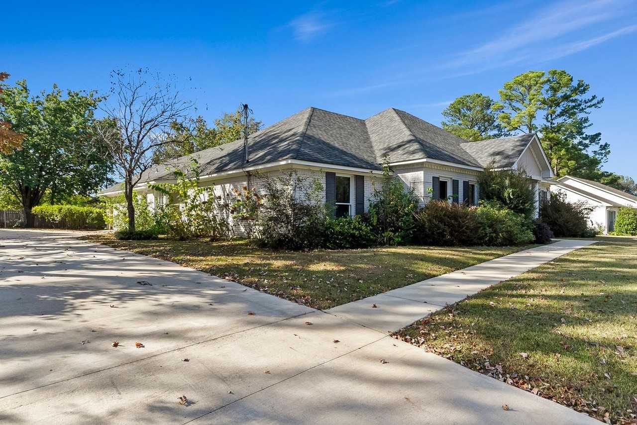 2714 Saratoga Ln - Photo 2 of 29