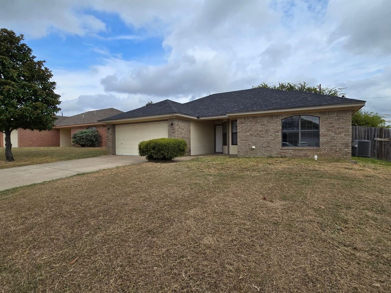 809 Lisa Ln - Photo 2 of 26