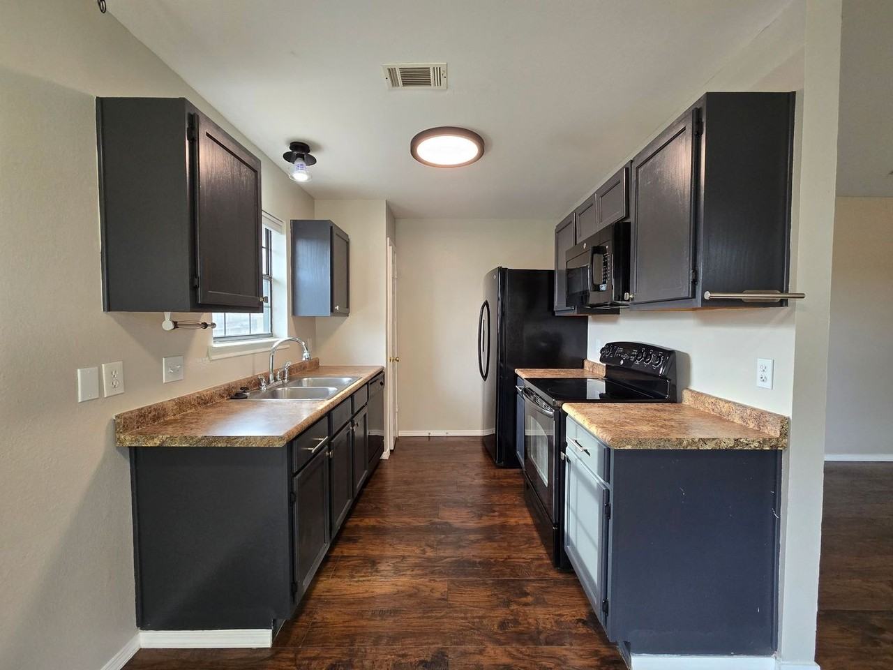 809 Lisa Ln - Photo 3 of 26