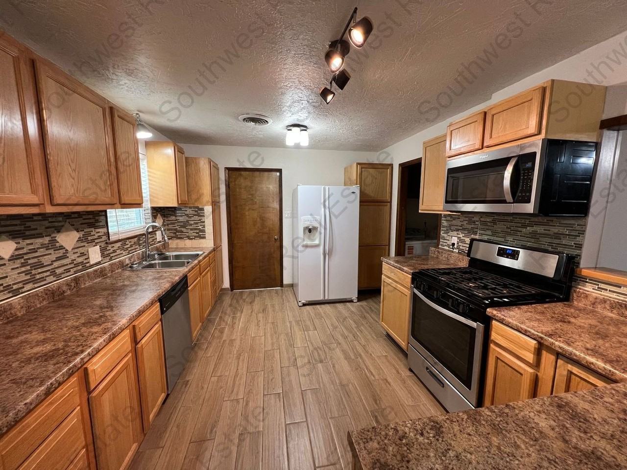 1800 Courtland Cir - Photo 2 of 15