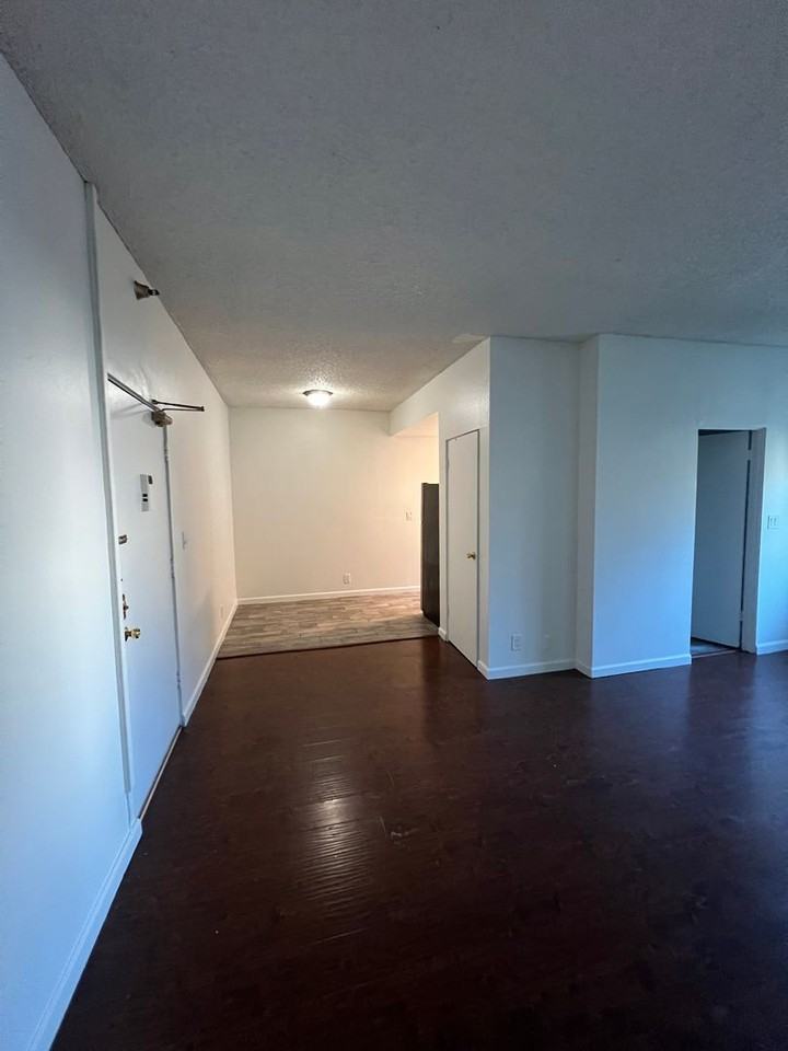 2600 8th - Photo 4 of 33