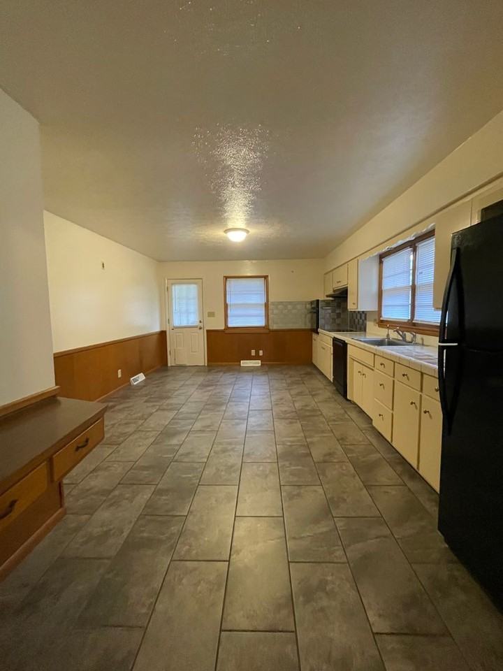 1036 South Weller Avenue - Photo 3 of 19