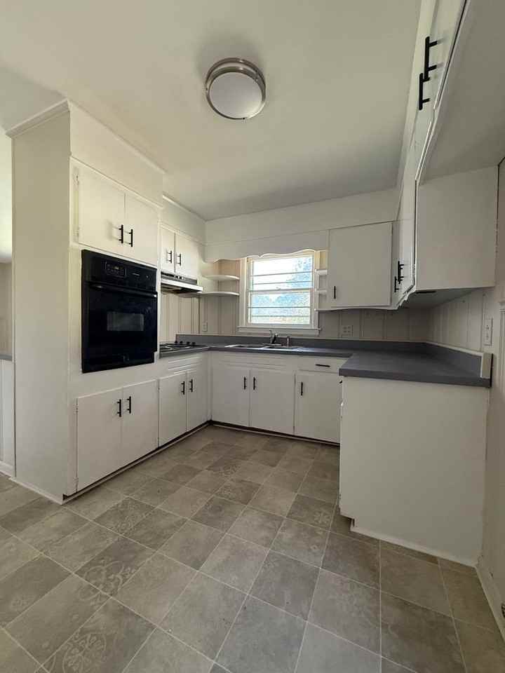 1401 Lord Anson Dr - Photo 2 of 11