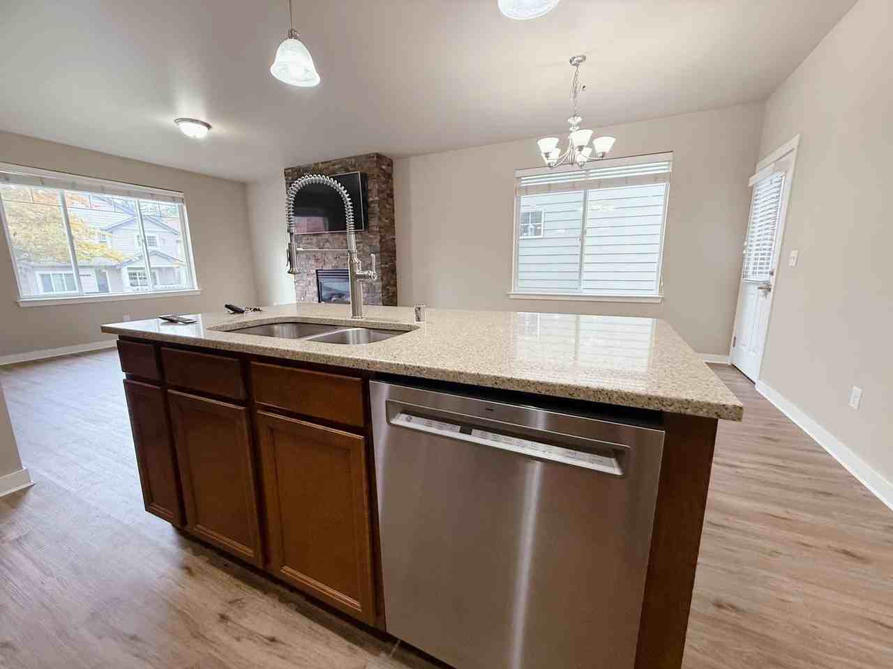 320 Tremont Ave - Photo 4 of 20