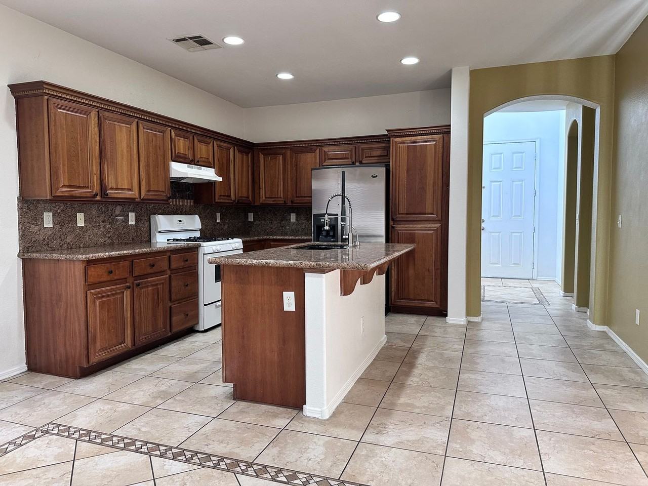 9870 Delta Lake Ct - Photo 3 of 14