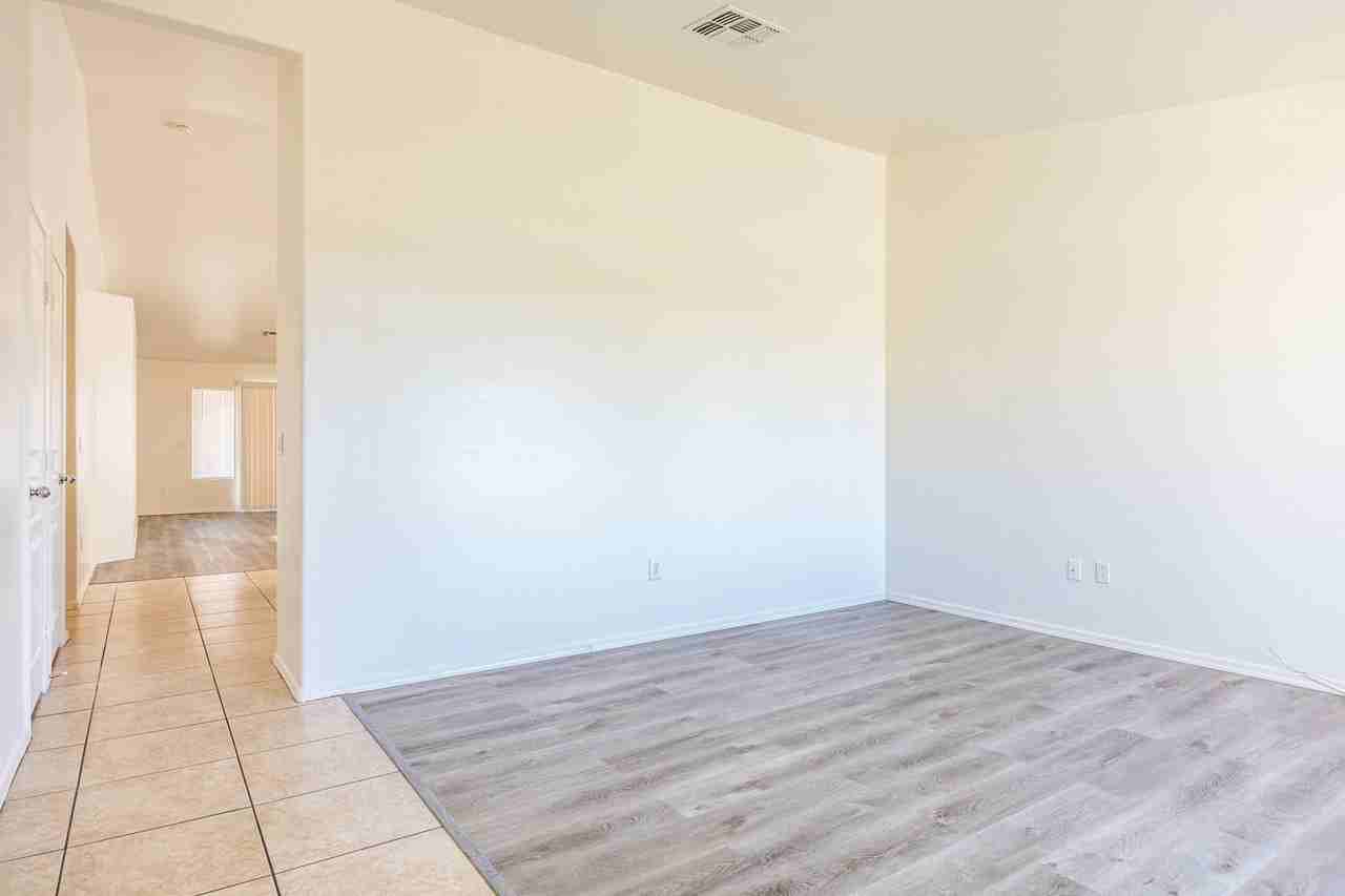 2362 N Greenbrier Ln - Photo 3 of 23