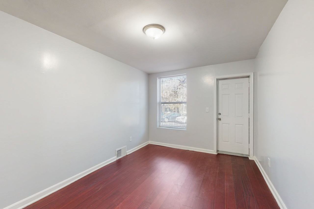 618 N Montford Ave - Photo 4 of 20