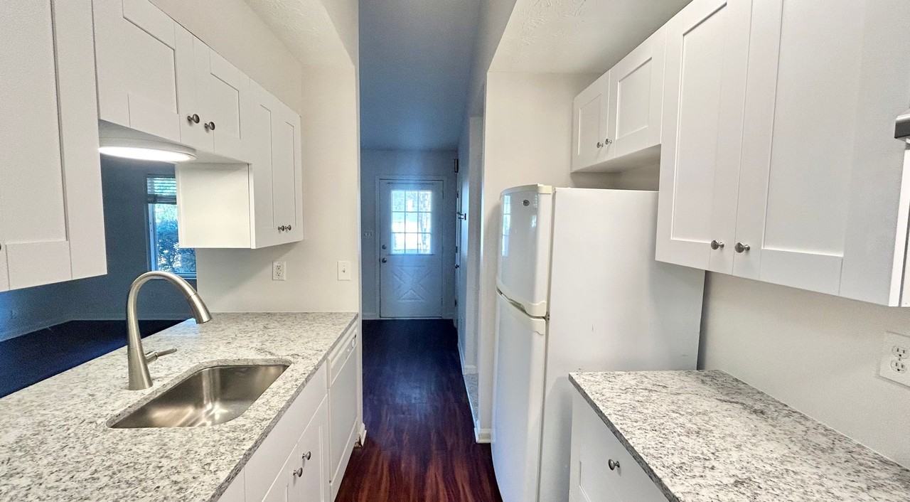 3095 Berkshire Manor Drive - Photo 7 of 29