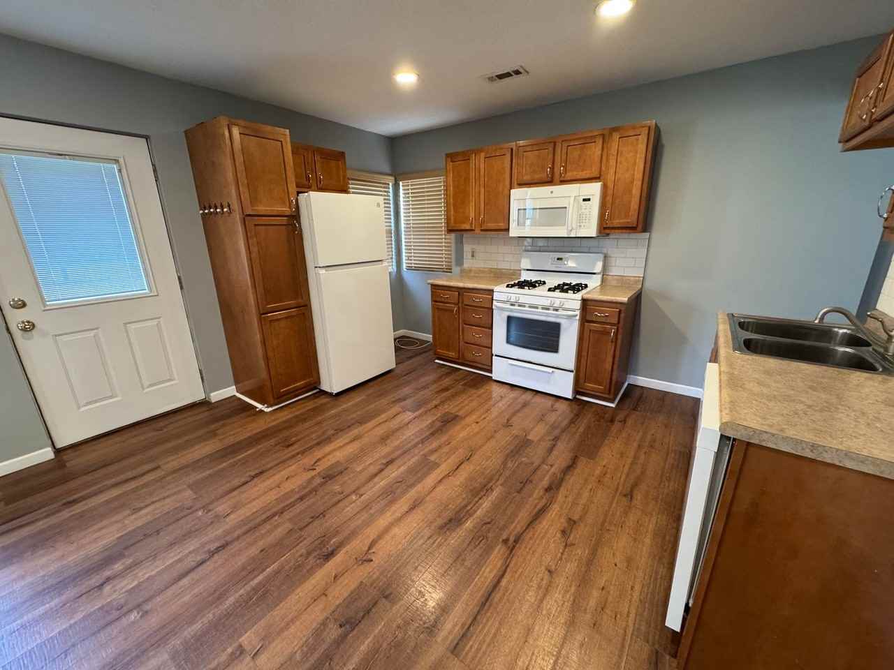 711 8th St - Photo 3 of 10