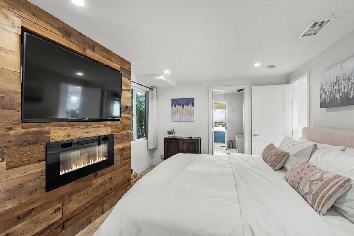 2125 W California St - Photo 3 of 33