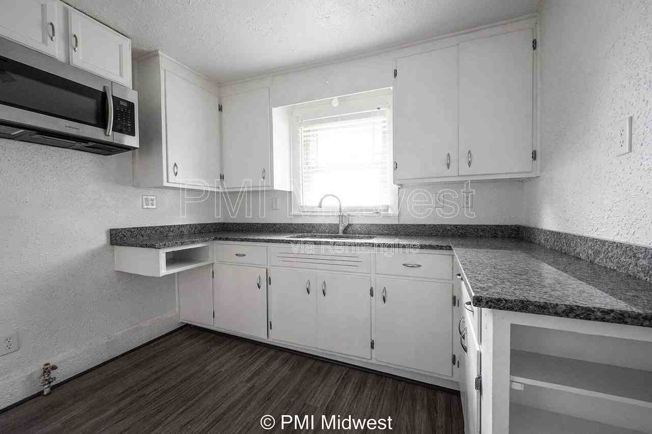 1433 W 5th St - Photo 4 of 15