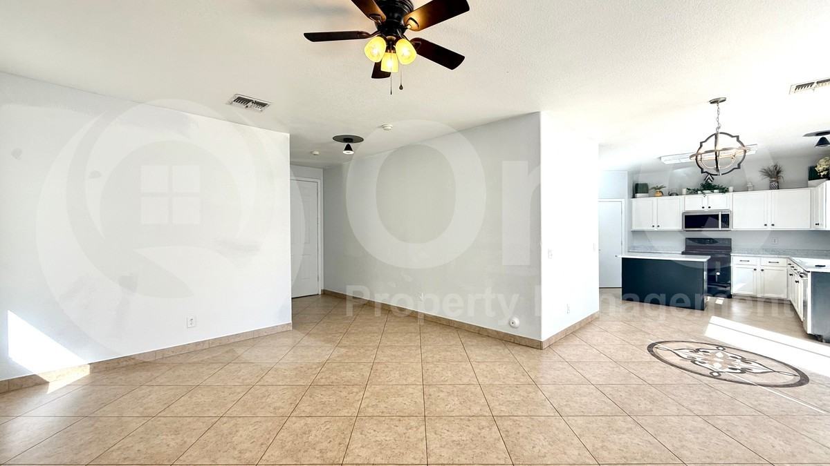 1103 E Grove St - Photo 3 of 21