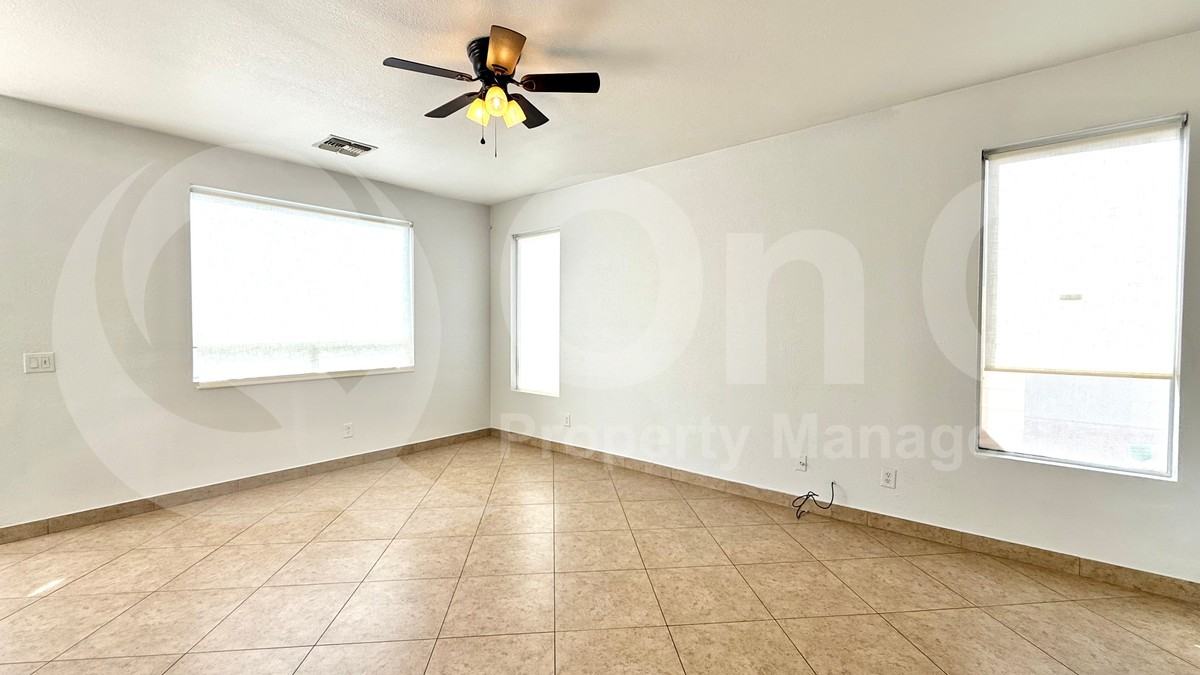 1103 E Grove St - Photo 4 of 21