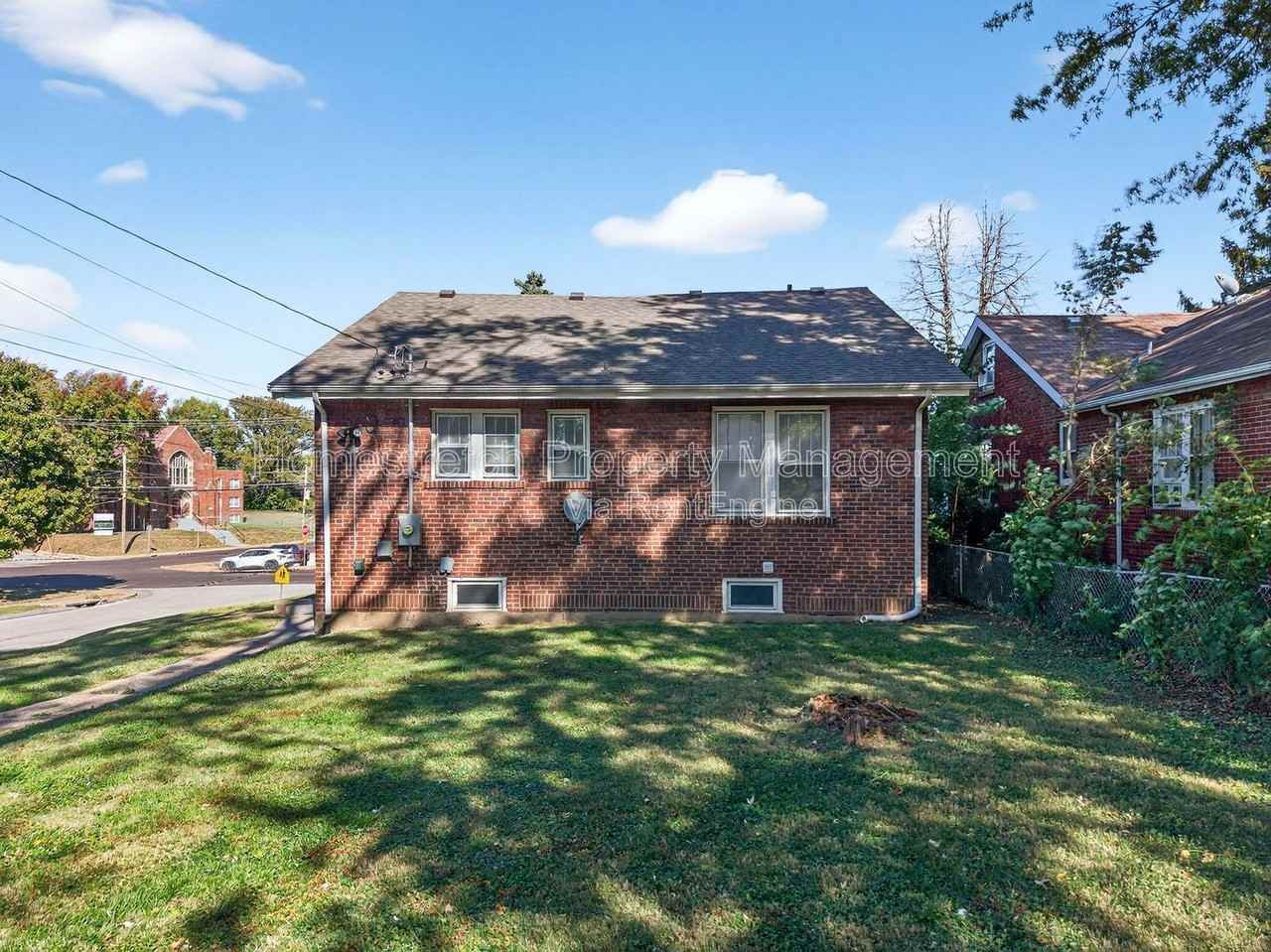 2330 Hord Ave - Photo 3 of 31