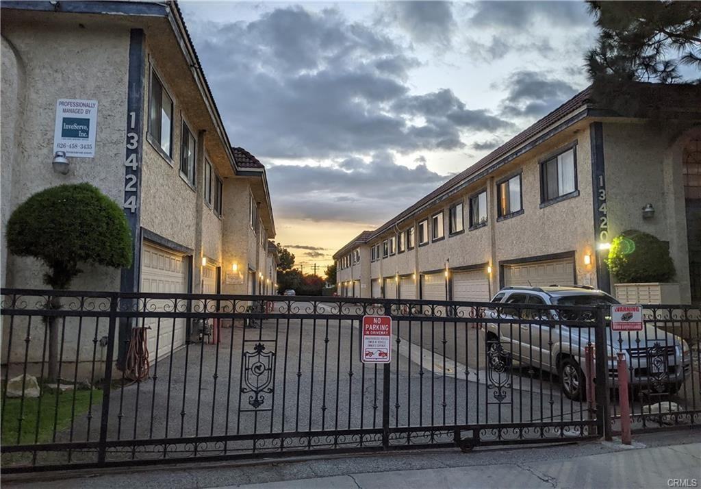 13424 Tracy St Apt 1 - Photo 3 of 17