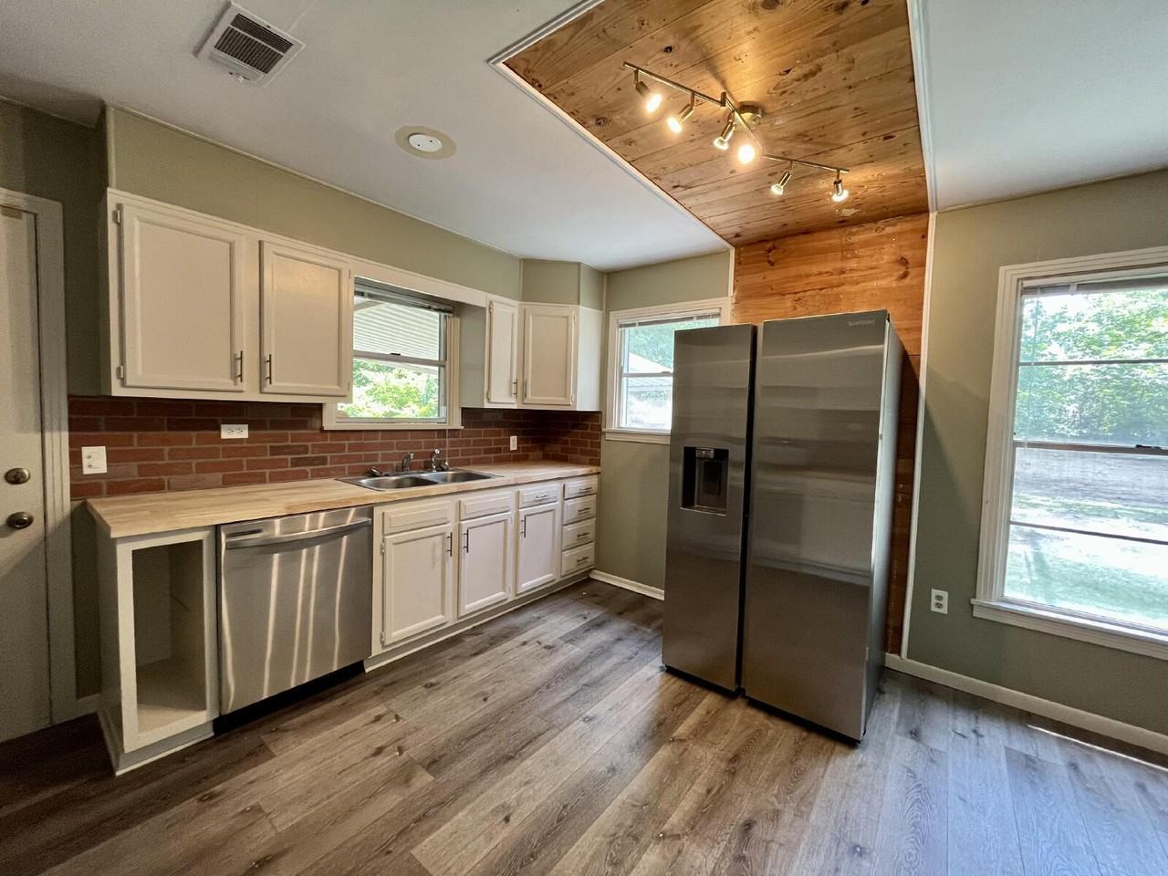 3920 Maple Ave - Photo 7 of 15