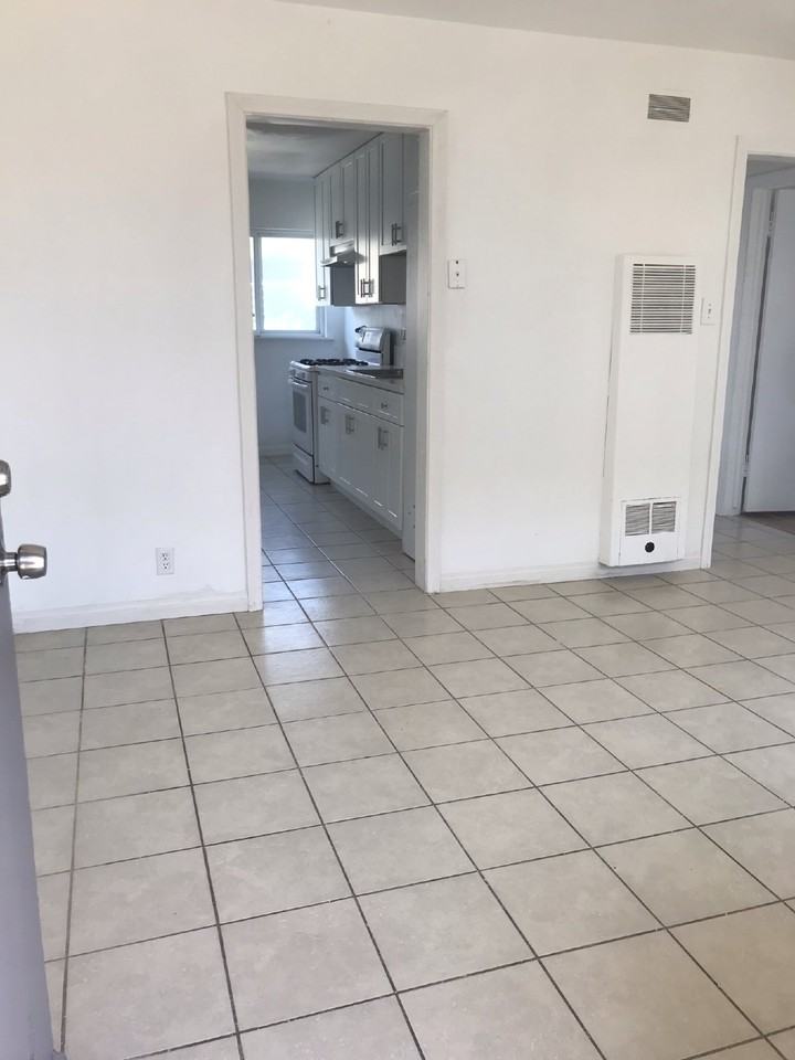 438 N G St #A - Photo 3 of 16