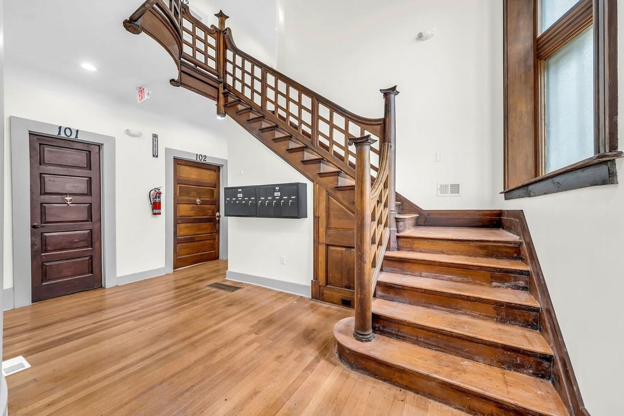 1848 E 89th St #304 - Photo 2 of 9