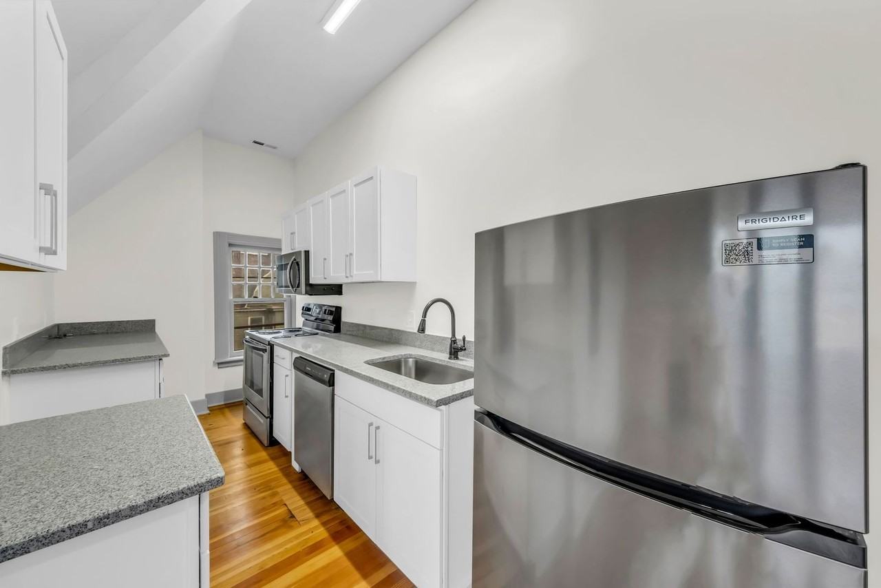 1848 E 89th St #304 - Photo 3 of 9