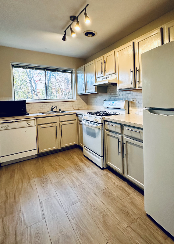 10507 Weymouth St #102 - Photo 3 of 12