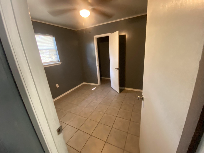 409 Fieldcrest Dr - Photo 3 of 10