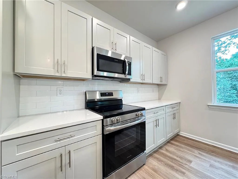 1086 Bank Street West - Photo 3 of 17