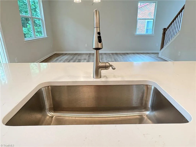 1086 W Bank St - Photo 4 of 17