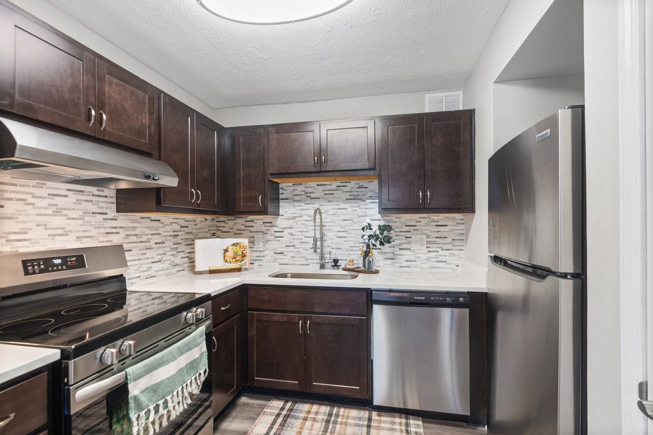 Lake Castleton Apartments - Photo 4 of 24