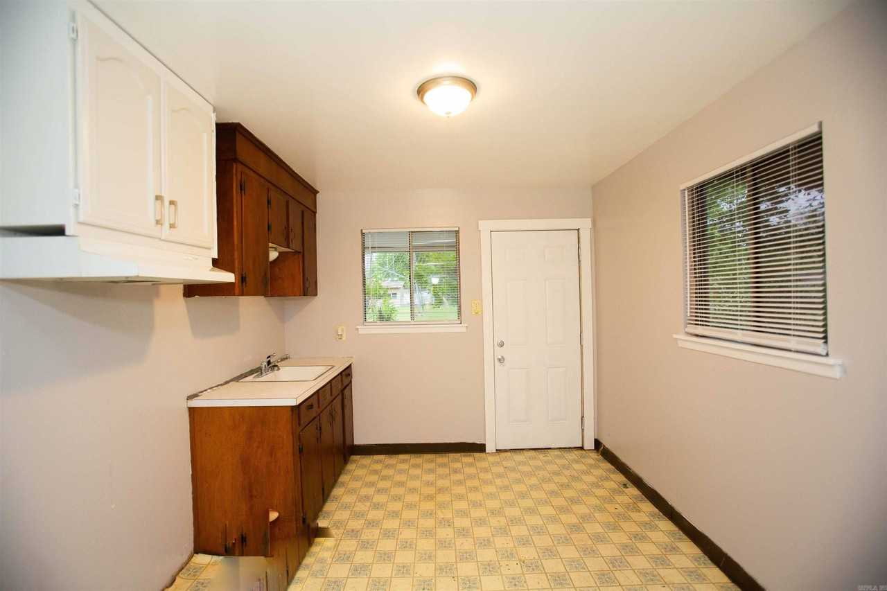 5607 Alpha St - Photo 5 of 13