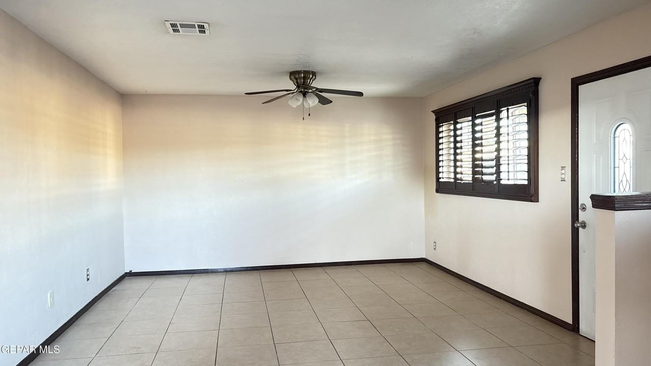 995 Gloria St - Photo 2 of 26