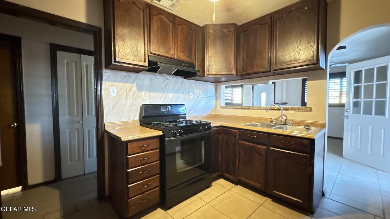 995 Gloria St - Photo 4 of 26